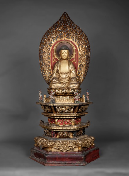 江戸時代(17世紀)墨田区登録有形文化財<br>
像高37.1cm 腹前で禅定印を結ぶ。黄檗宗の拡大とともに日本に広がった中国明末から清初の彫刻の特徴と類似している。光背背面には再興主中山金左衛門の朱書がある。