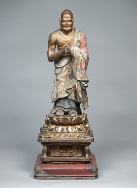 江戸時代(17世紀)墨田区登録有形文化財<br>像高40.6cm 開口して歯を見せる。正面で手を組んで直立している。