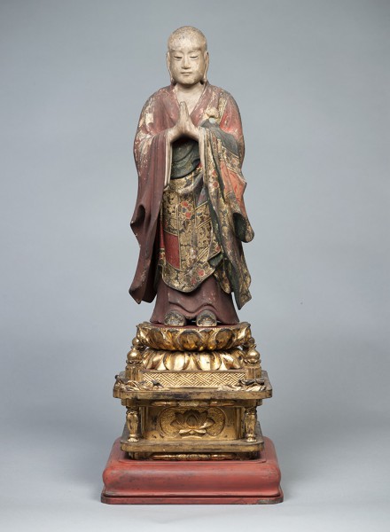 江戸時代(17世紀)墨田区登録有形文化財<br>像高46.7cm 直立し正面で合掌。法衣を着け袈裟を懸けている。