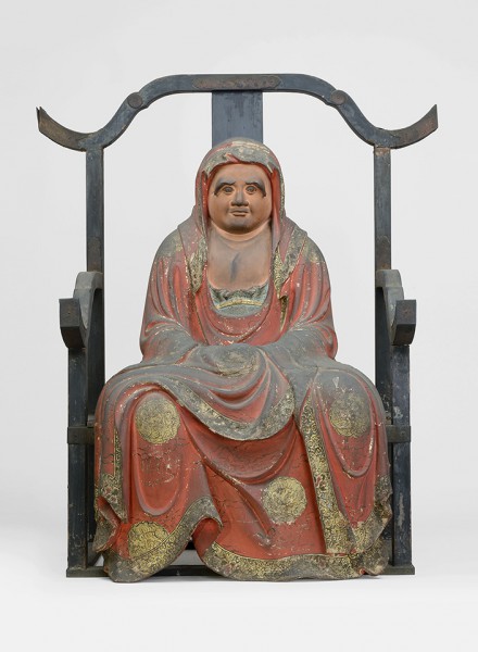 江戸時代(17世紀)墨田区登録有形文化財<br>像高40.2cm 頭を覆って衲衣を着け正面を向いて座している。<br>眉の外側を弧状に垂らしている。