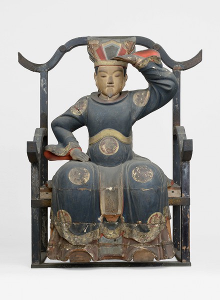 江戸時代(17世紀)墨田区登録有形文化財<br>像高47.3cm 先の開いた冠を被り左手を額の上にかざし正面を向いて倚坐する。<br>丸首筒袖の衣を着け腹帯を締めている。