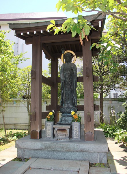 享保二年(1717年)墨田区登録有形文化財<br>像高160cm。背面に起年銘・願主・施主作者、衣全体に結衆者(屋号/職業)や戒名が陰刻されている。江戸期に寄進者を得て病気平癒の為に造立された。延命地蔵として建立されたと伝えられている。<br><br>奉造納 東海道武蔵国葛飾郡西葛西領寺島村佛頂山法泉禅寺<br>施 主 浅草御堂前俗名阿部主水<br>作 者 宇田川善兵衛藤原重勝(小伝馬町)