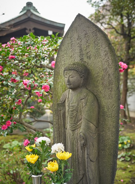 寛文二年(1662年) 墨田区登録有形民俗文化財<br>背に普回向として法華経第七化城喩品の一節が彫られている。欠損の右手は錫杖を有したと推定される。奉納者には、導師3名、男性20名の他に当時として稀な女性名「玉」も刻まれている。